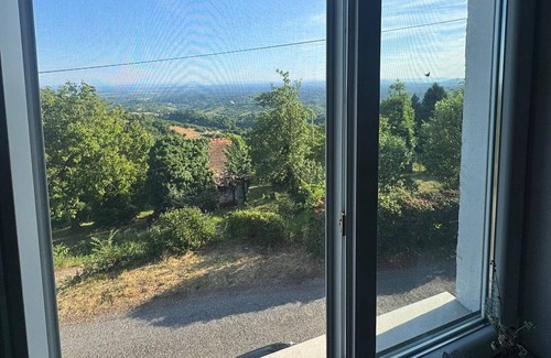 Breznik Plesivicki Apartment | Plesivica Hillside Holiday Home With Hot -tub