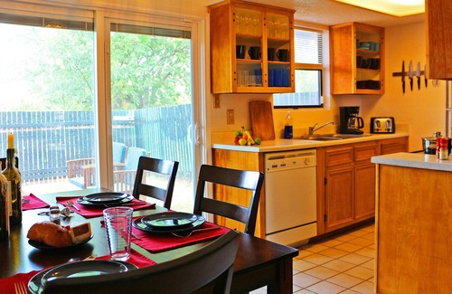 Manor Apartment | Plush Double King Apt w Parking, Pet friendly, WiFi & Laundry