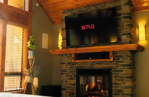 Hobart Cabin | PNW King Suite + Hot Tub + Mountain View Retreat + close to Seattle