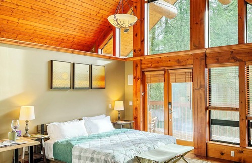 Hobart Cabin | PNW King Suite + Hot Tub + Mountain View Retreat + close to Seattle
