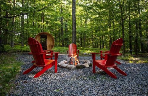 Greentown House | Pocono Mountain Retreat with Hot Tun and Sauna