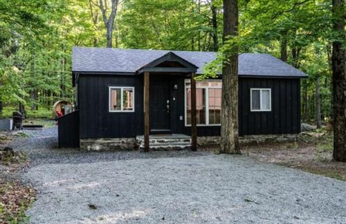 Greentown House | Pocono Mountain Retreat with Hot Tun and Sauna