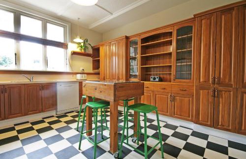 New Plymouth House | Pohutukawa House - New Plymouth Holiday Home