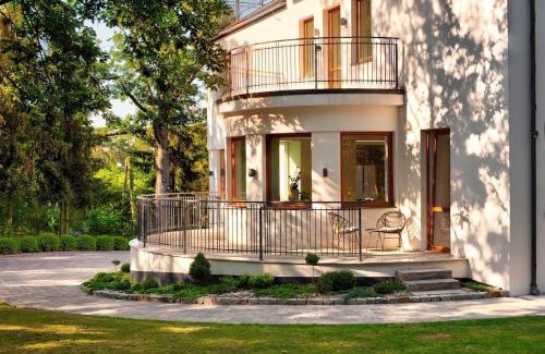 Zgierz Villa | Pomiedzy debami