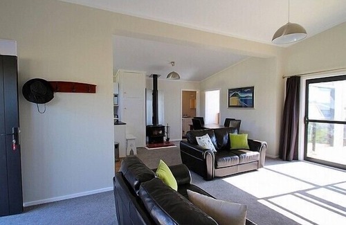 Waitarere Beach Cottage | Ponderosa - Waitarere Beach Bach