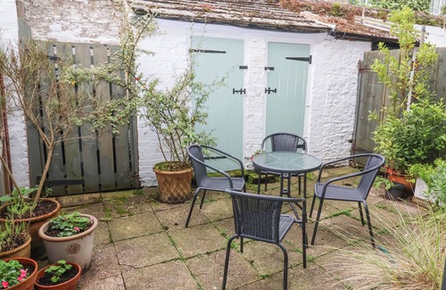 Middleham Cottage | PONY CUBE COTTAGE, pet friendly, with open fire in Middleham