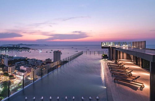 Bang Lamung Condo | Pony's Homestay -The Base Condo-