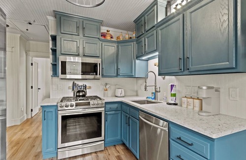East Pensacola Heights House | Pool Cottage * 2 bedroom * Fireplace * Historic Charm * Designer Finishes