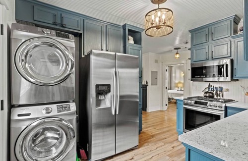 East Pensacola Heights House | Pool Cottage * 2 bedroom * Fireplace * Historic Charm * Designer Finishes