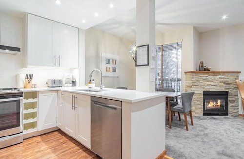 Village North Condo | Pool & hot tub | Free parking | Excellent location