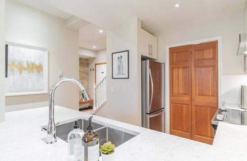 Village North Condo | Pool & hot tub | Free parking | Excellent location