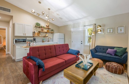 Gilbert House | POOL OASIS! Super Reviews! EV Charger/1BR King/Wash/Dryer/Kitchenette/Sleeps 4