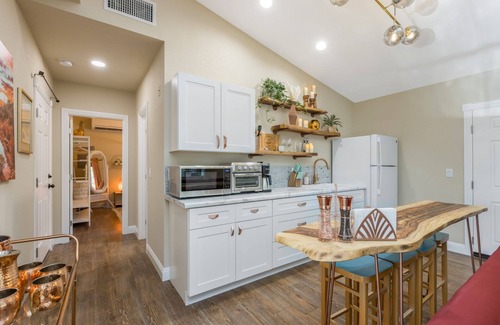 Gilbert House | POOL OASIS! Super Reviews! EV Charger/1BR King/Wash/Dryer/Kitchenette/Sleeps 4