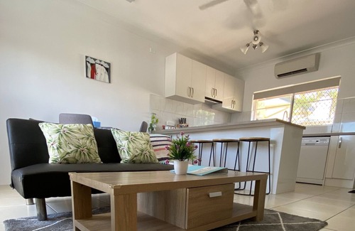 Earlville House | Pool-side House - Self Check-in & Free Parking