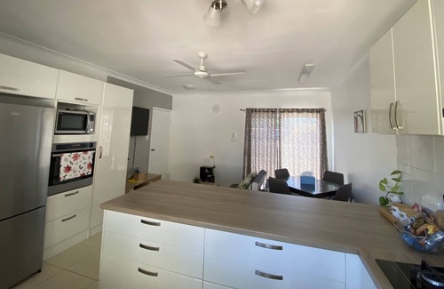 Earlville House | Pool-side House - Self Check-in & Free Parking