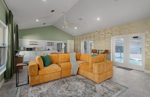 Auburndale House | Pool + Sleeps 8 + 30mil Legoland