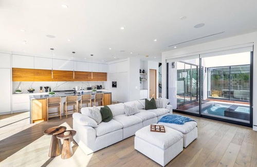 Venice House | Pool, spa, rooftop, back yard, gym, fire pit, games and more