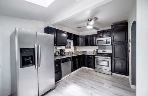 Sherman Oaks House | Pool!Swimsuit optional - Sleep 10 .