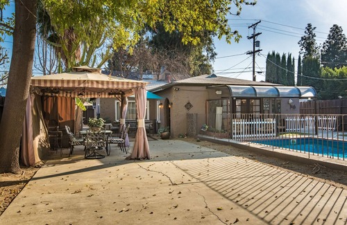 Sherman Oaks House | Pool!Swimsuit optional - Sleep 10 .