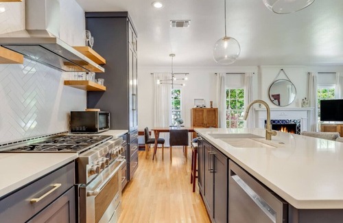 Hancock Apartment | Pool & Vibes, Relaxing and Fun!