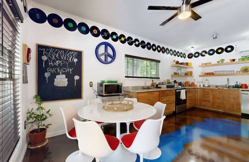 Muscle Shoals Apartment | Poolside guest house with ping pong & washer/dryer near Tennessee River