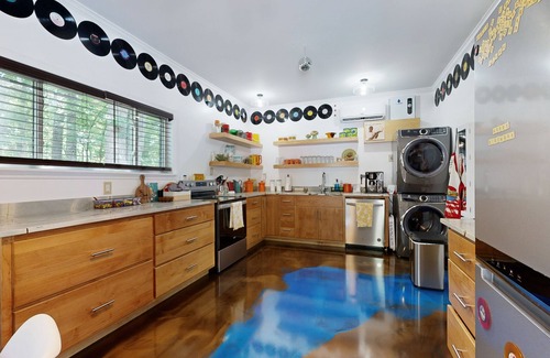 Muscle Shoals Apartment | Poolside guest house with ping pong & washer/dryer near Tennessee River