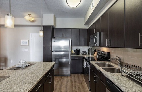 Carver City - Lincoln Gardens Apartment | ☀️Poolside Oasis☀️ 2/2 Dual King Heated Salt Pool