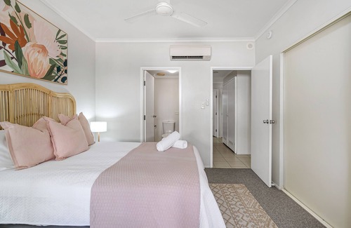 Parramatta Park Apartment | Poolside on Martyn- Direct pool access