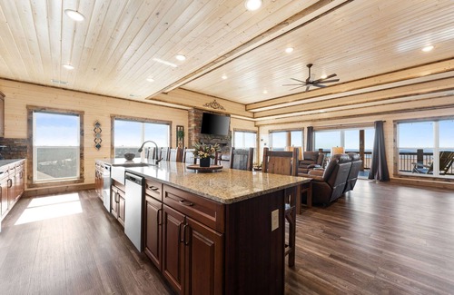 Kimberling City Condo | Poolside Penthouse with Game Room, Theater