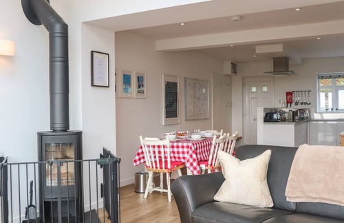 Blackawton Cottage | POPPY COTTAGE, pet friendly, country holiday cottage in Blackawton
