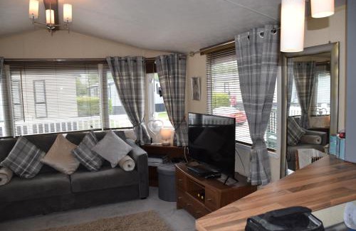 Tiddington House | Poppy Lodge 45 Avon Park