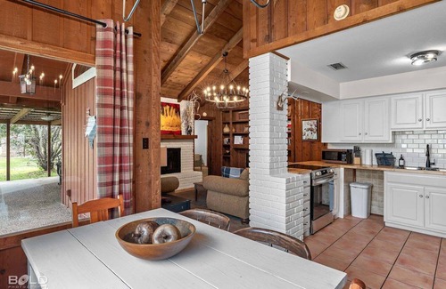 Uncertain House | Popular & Available -Cedar Wood Lodge w/Kayaks & Canoes, Outdoor Dining