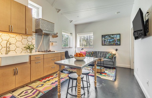 Latimer Apartment | Porch w/Swing & Kayaks: Rural Mississippi Retreat