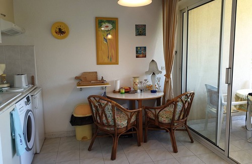 Frejus Port Apartment | Port Fréjus 100m from the beaches and the Base Nature, studio 23 m2, sleeps 4, balcony private parking