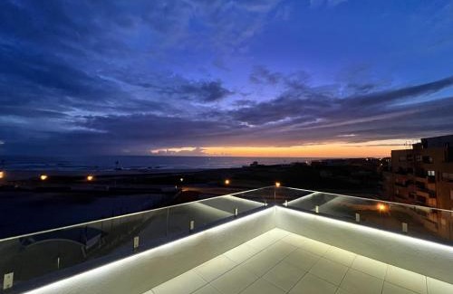 A Ver-o-Mar Apartment | Povoa de Varzim-Sleeps4-Beachfront-Ac-Parking