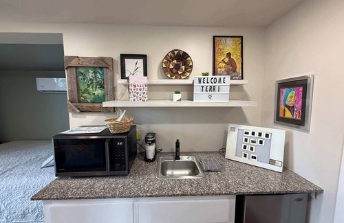 Medicine Park Apartment | PPI Native American Theme suite-Slps 4 w/Gazebo