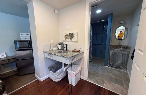 Medicine Park Apartment | PPI Native American Theme suite-Slps 4 w/Gazebo