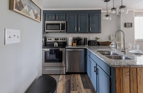 Snowshoe House | PR 36 – Powder Peak Escape | Dog-Friendly Comfort & Cozy Mountain Nights