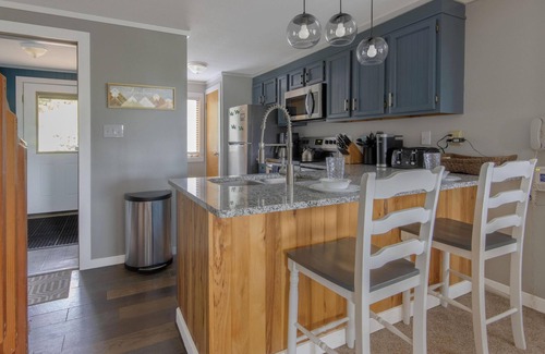 Snowshoe House | PR 36 – Powder Peak Escape | Dog-Friendly Comfort & Cozy Mountain Nights