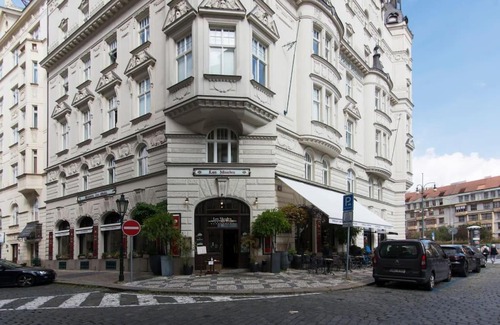 Josefov Apartment | Prague Castle King's Chic
