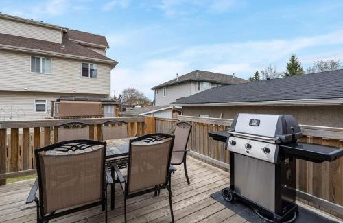 Sylvan Lake House | Prairie Oasis I Sleeps 16 l BBQ & Patio l Smart TV