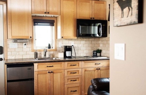 Fort Macleod Cabin | Prairie Rose Cottage with Private Hot Tub & Firepit