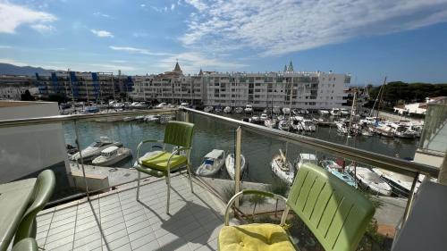 Santa Margarida Apartment | Precioso piso con vista al canal y piscina en roses AV-69
