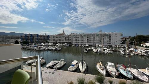 Santa Margarida Apartment | Precioso piso con vista al canal y piscina en roses AV-69