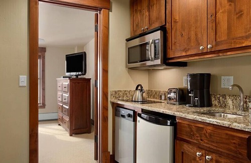 Breckenridge Resort | Premier Ski In Ski Out March 8-15, 2025. Sleeps 8