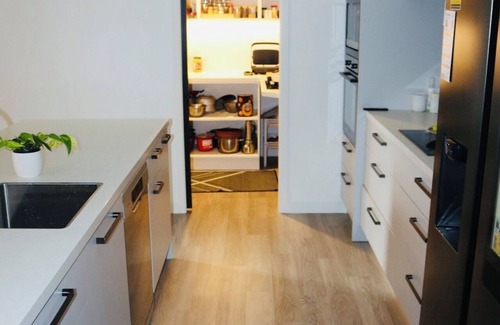 Dunedin House | Premium Accommodation in Dunedin lies between Dunedin city and Airport.