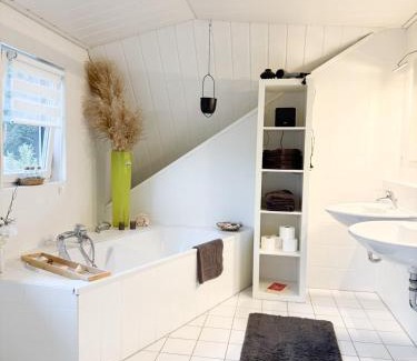 Grossenkneten Apartment | Premium Apartment mit Ofen, Badewanne & Dusche, Parkplatz, ganze Wohnung