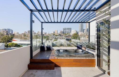 Woolloomooloo Apartment | Premium Apartment with Rooftop Spa & City Views