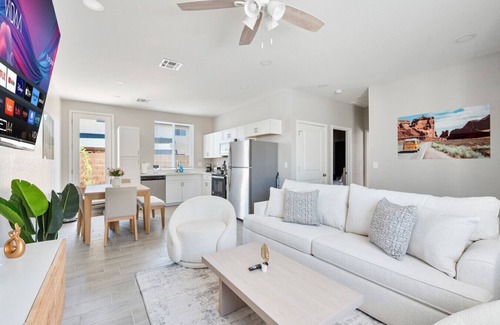 Glendale Apartment | Premium B2B Getaway Pool Free Parking