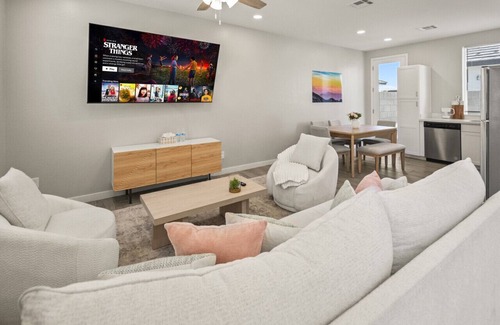 Glendale Apartment | Premium B2B Getaway Pool Free Parking